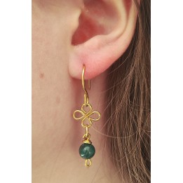 Boucle d'oreilles en forme de petit trèfle en cuivre ou laiton et pierres naturelles.